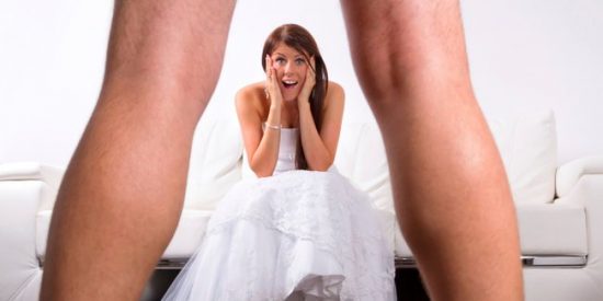 La fogosa descubre que su marido tiene el pito enano y decide cortar por lo sano