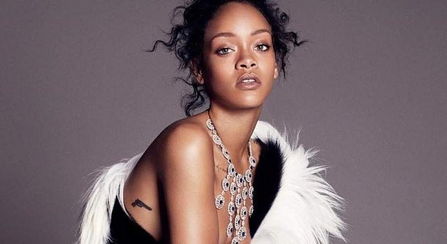 Rihanna cambia el ch&aacute;ndal por los diamantes