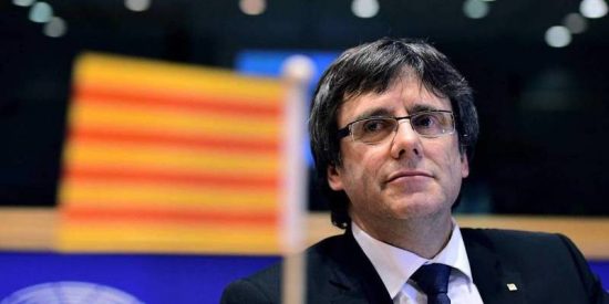 Puigdemont se queda con cara de 'salm&oacute;n ahumado' tras un palo de altos vuelos
