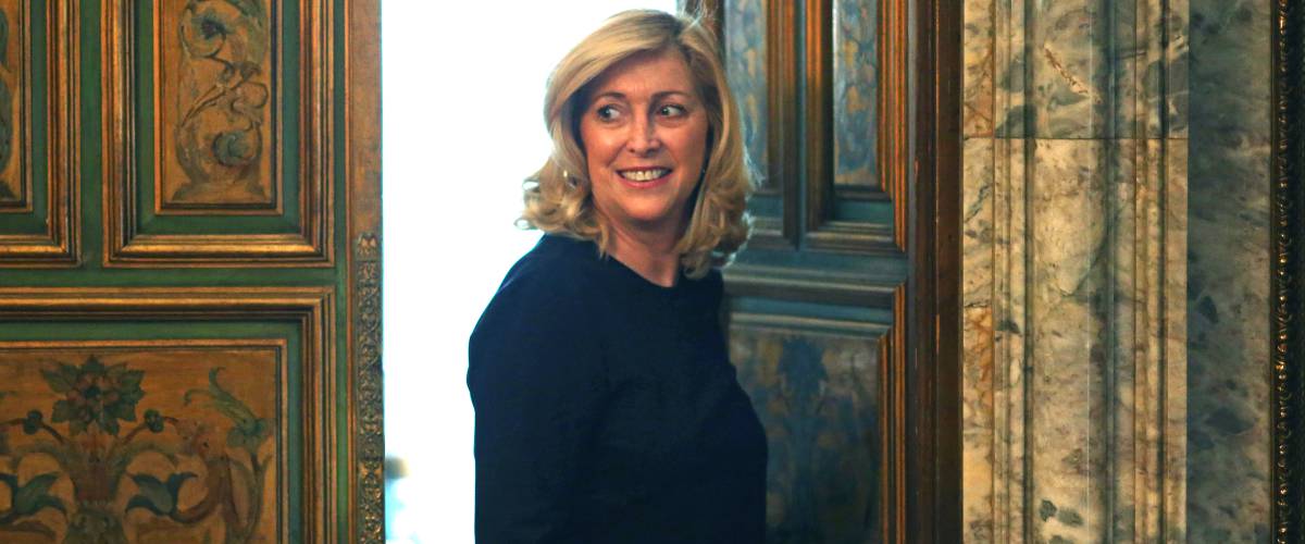 El juez imputa la delegada del Gobierno en Madrid por un presunto delito societario