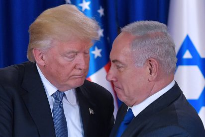 [V&Iacute;DEO] As&iacute; le hace 'la cobra' Donald Trump a un descolocado Benjam&iacute;n Netanyahu