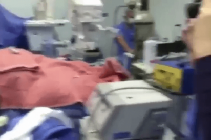 Hombre toca canci&oacute;n de The Beatles mientras le operan el cerebro