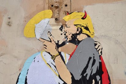 Aparece en Roma un mural del Papa y Trump bes&aacute;ndose