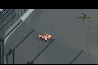 Brutal impacto del monoplaza de Alonso contra dos p&aacute;jaros