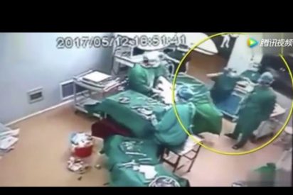 Vengonzosa bronca entre dos m&eacute;dicos en un quir&oacute;fano, en plena operaci&oacute;n