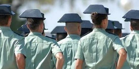 Sevilla: tres ladrones se disfrazan de guardias civiles y desvalijan violentamente hogares