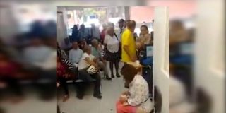 La mujer que hace pis en un cubo de basura del abarrotado centro sanitario
