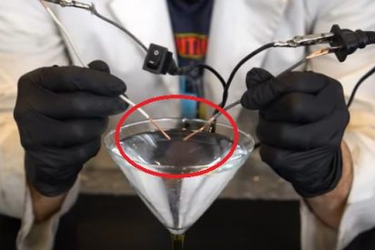 [V&Iacute;DEO] &iquest;Qu&eacute; pasa si mezclas agua con electricidad?