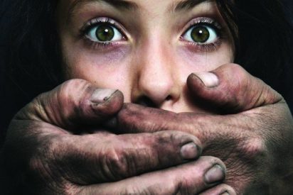 La chica de 14 a&ntilde;os queda con un amigo de Facebook y la violan entre cuatro