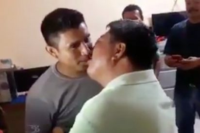 [V&Iacute;DEO] El sindicato de taxistas que resuelve sus disputas obligando a besarse a los empleados