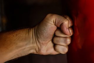 Muere un anciano al caer de espaldas tras recibir un pu&ntilde;etazo de un conductor cabreado