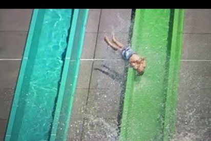 El ni&ntilde;o de 10 a&ntilde;os que sale disparado del tobog&aacute;n en un parque acu&aacute;tico
