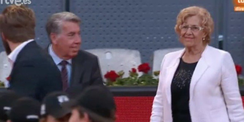 Tremenda pitada a Manuela Carmena en el Madrid Open de tenis y cachondeo en Twitter