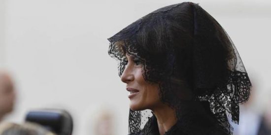 Cachondeo antol&oacute;gico con las mantillas de las Trump en su visita al Papa