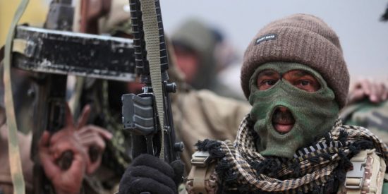 El valiente soldado que arriesga su vida para salvar a una mujer de las garras del ISIS