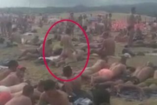 Sexo: dos gays se calientan y se ponen a follar frente a cientos en Playa del Ingl&eacute;s