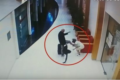 [V&Iacute;DEO] La mortal patada en la cara de un turista drogado a una empleada de hotel