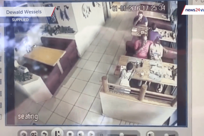 El v&iacute;deo del tipo que rapta a un ni&ntilde;o en 10 segundos ante sus padres