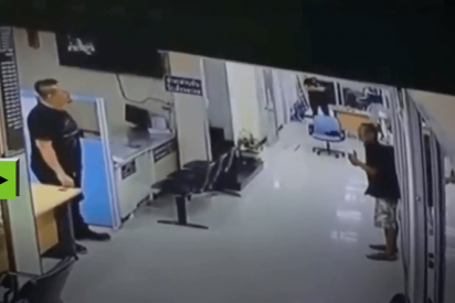 La reacci&oacute;n de un polic&iacute;a gigante ante el loco que asalta una comisar&iacute;a