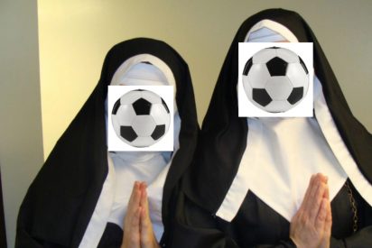 Fútbol y Fe: el desternillante vídeo de la monja y el policía dando toques al balón