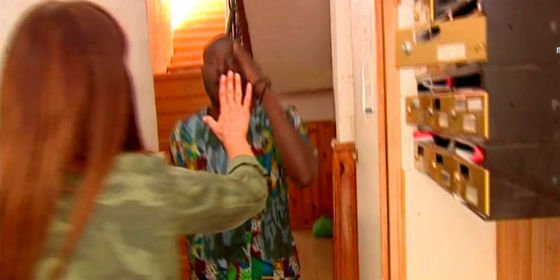 La aterradora paliza que le meten unos okupas a un cámara de Ana Rosa en Lavapiés