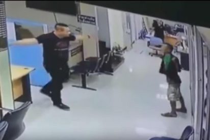 [V&Iacute;DEO] La reacci&oacute;n de un polic&iacute;a gigante ante el loco que asalta una comisar&iacute;a
