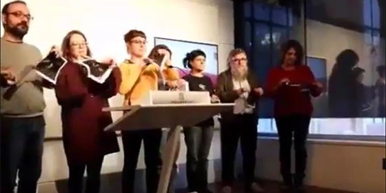 Anna Gabriel, la tercera por la derecha, de los diputados de la CUP.