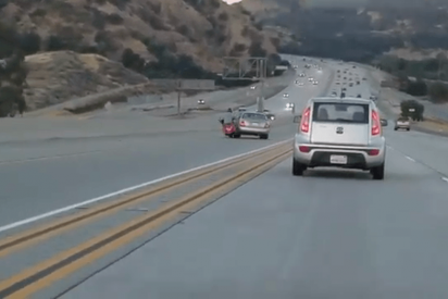 Un imprudente motorista provoc&oacute; este aparatoso accidente al chocar contra un coche en una autopista