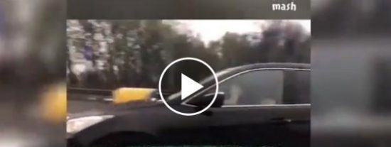 Mosc&uacute;: La rusa que se lo monta con el conductor de un coche a toda marcha