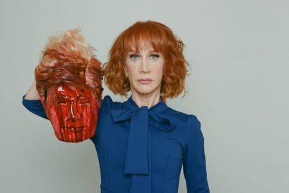 [V&Iacute;DEO] Con esta cara exhibe una 'decapitada' presentadora de CNN la 'cabeza cortada' de Trump