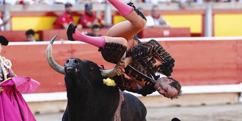El banderillero Pablo Saugar 'Pirri' sufre una tremenda cornada en Pamplona