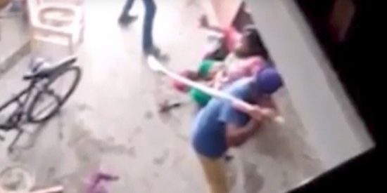 Paliza a una mujer en India