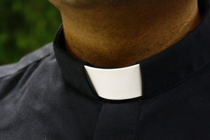 Acusan a tres mujeres cachondas de violar a un pastor... &iexcl;religioso!