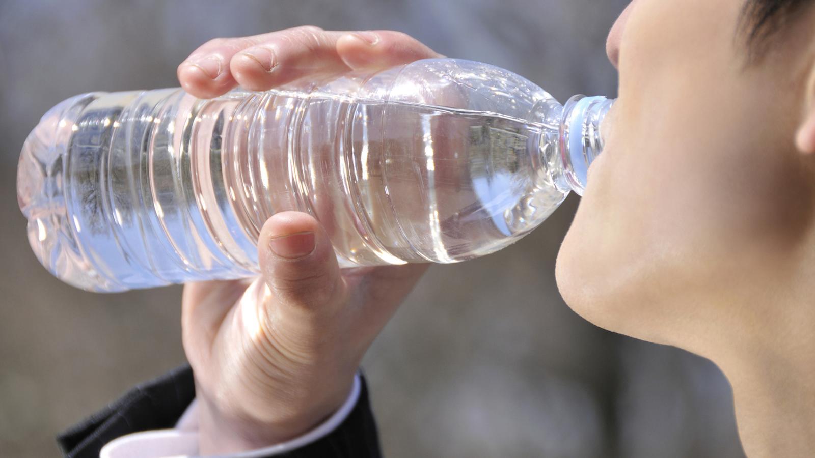 Salud y Medio Ambiente: &iquest;Sabes por qu&eacute; no deber&iacute;as rellenar jam&aacute;s una botella de pl&aacute;stico?