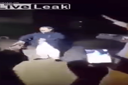 La juerga del musulm&aacute;n que se pega tres tiros con un AK-47 &iexcl;para hacerse el chuleta!