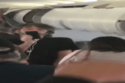 Venezolanos increpan en un avi&oacute;n al gur&uacute; espa&ntilde;ol de Podemos que llev&oacute; al pa&iacute;s a la miseria