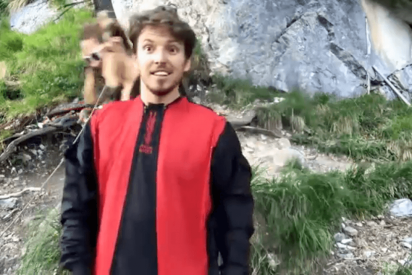 Esta chica hace un salto base completamente desnuda