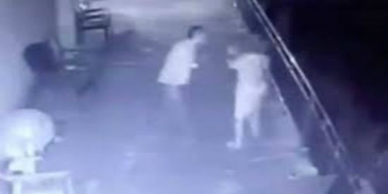 [V&Iacute;DEO] As&iacute; lanza el cornudo a su mujer por un balc&oacute;n... y ella le perdona resignada