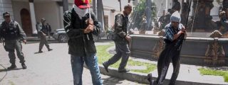 [V&Iacute;DEOS] Las hostias sin pan de la turba chavista a los diputados en pleno Parlamento