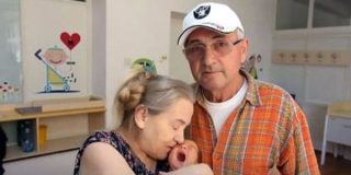 Las razones de un marido para plantar a su esposa... &iexcl;que ha tenido un hijo a los 60 a&ntilde;os!