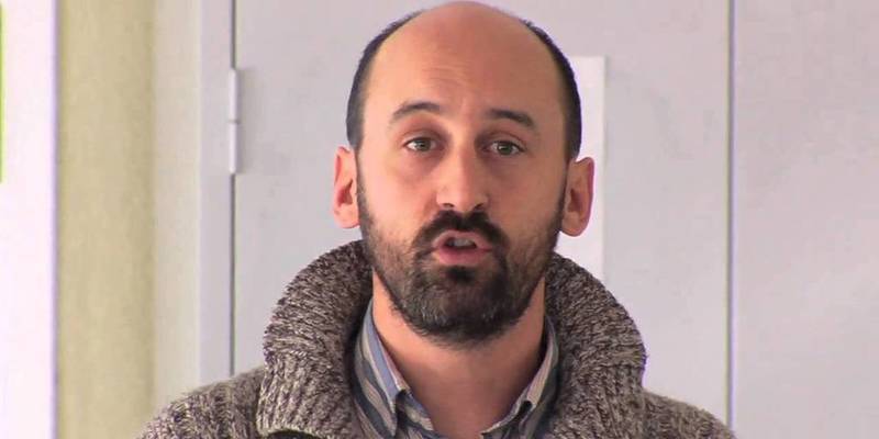 Este memo quita las flores de la tumba de Franco y se extra&ntilde;a de que lo echen del Valle de los Ca&iacute;dos