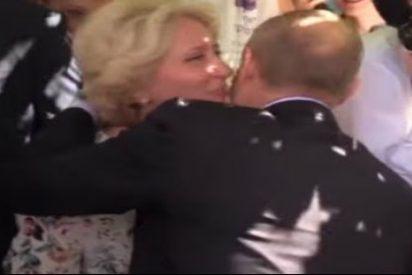 [V&Iacute;DEO] La rubia turista que le roba un beso a Putin en una calle de Mosc&uacute;