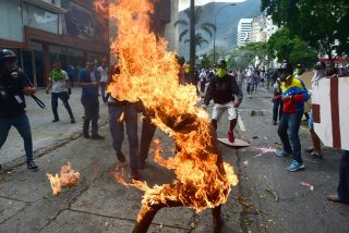 Los dos chavistas quemados vivos en la incendiada Venezuela del chamuscado Maduro