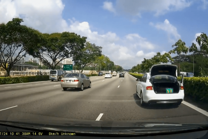 Un motorista sale por los aires y su compa&ntilde;ero acaba empotrado contra un coche