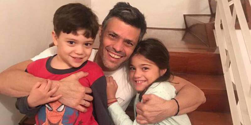 El dictador Maduro saca a Leopoldo L&oacute;pez de la c&aacute;rcel y lo manda a su arresto domiciliario