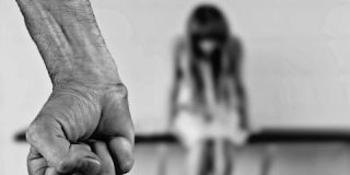 Facebook vuelve a permitir un v&iacute;deo en el que unos delincuentes violan a una mujer y lo transmiten en vivo