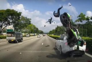 [V&Iacute;DEO] Un motorista sale por los aires y su compa&ntilde;ero acaba empotrado contra un coche