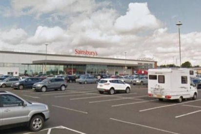 Dos ni&ntilde;os se esconden en un centro comercial tras el cierre y se comen 300 euros en chucher&iacute;as