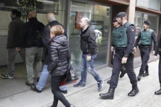 La Guardia Civil requisa 100 urnas y 2,5 millones de papeletas destinadas al ilegal 1-O