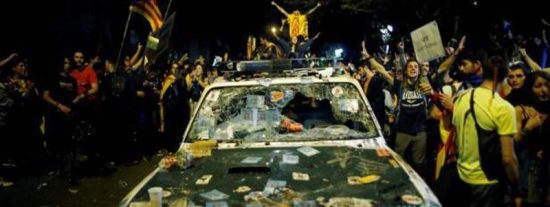 Manifestantes independentistas destrozan veh&iacute;culos de la Guardia Civil y roban armas ante la mirada impotente de los Mossos